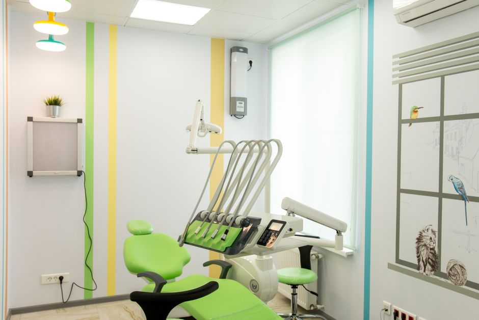 Interiorul elegant al clinicii stomatologice DentNow
